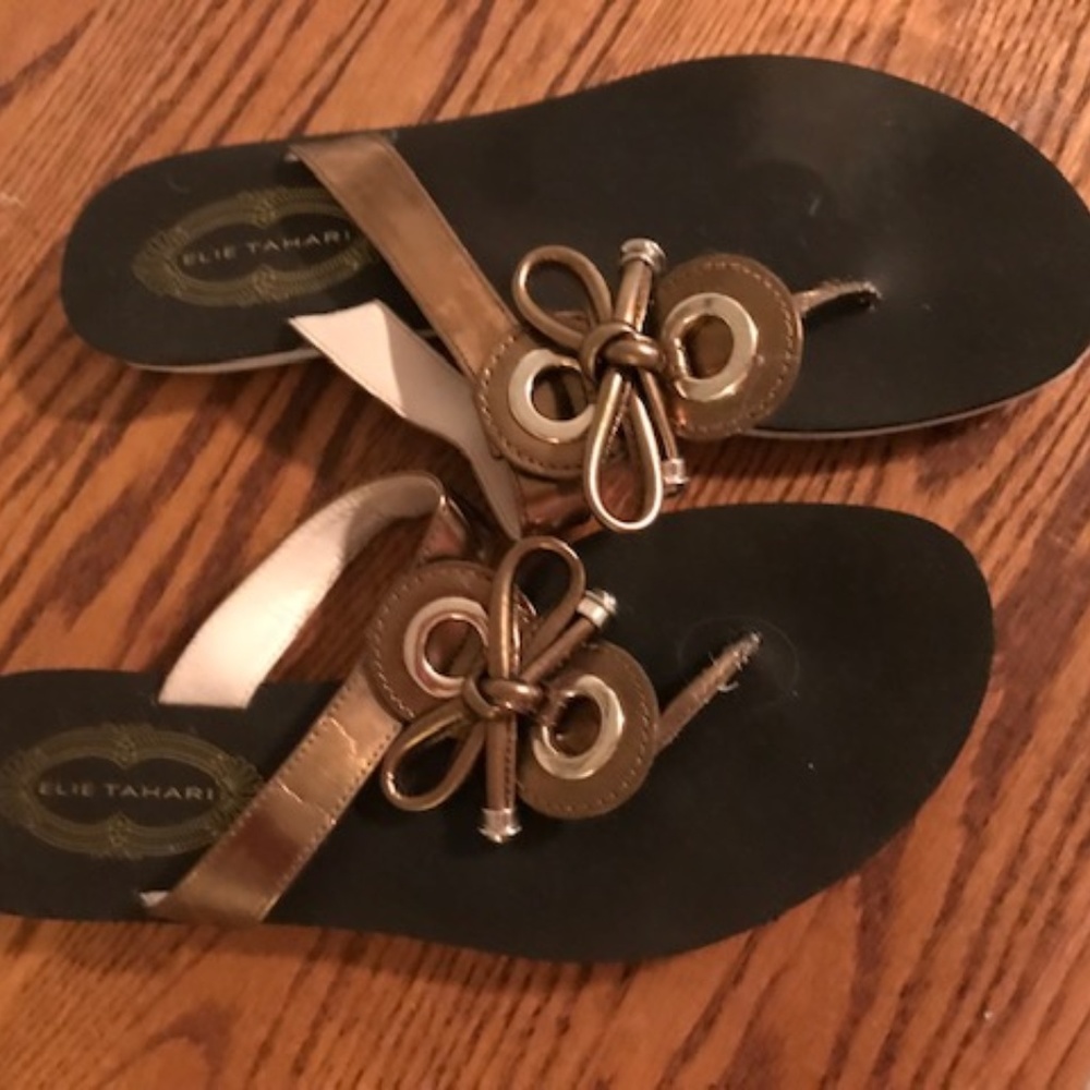 Tahari Sandles